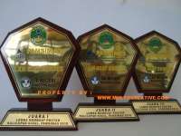 CARI PLAKAT,  BIKIN PLAKAT,  BUAT PLAKAT,  JUAL PLAKAT,  PESAN PLAKAT,  PLAKAT KAYU,  TROPY KAYU,  AWARD,  VANDEL,  PLAKAT,  LOGAM DAN KAYU